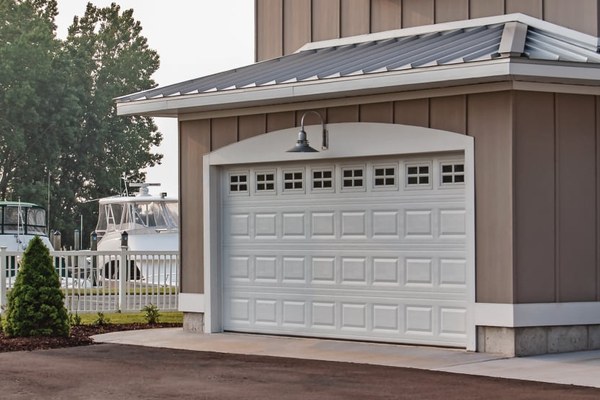 C.H.I. raised panel garage door installed in Arkansas home